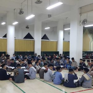 Rutinitas Santri Darunnajah Jakarta Usai Sholat Berjamaah Di Masjid