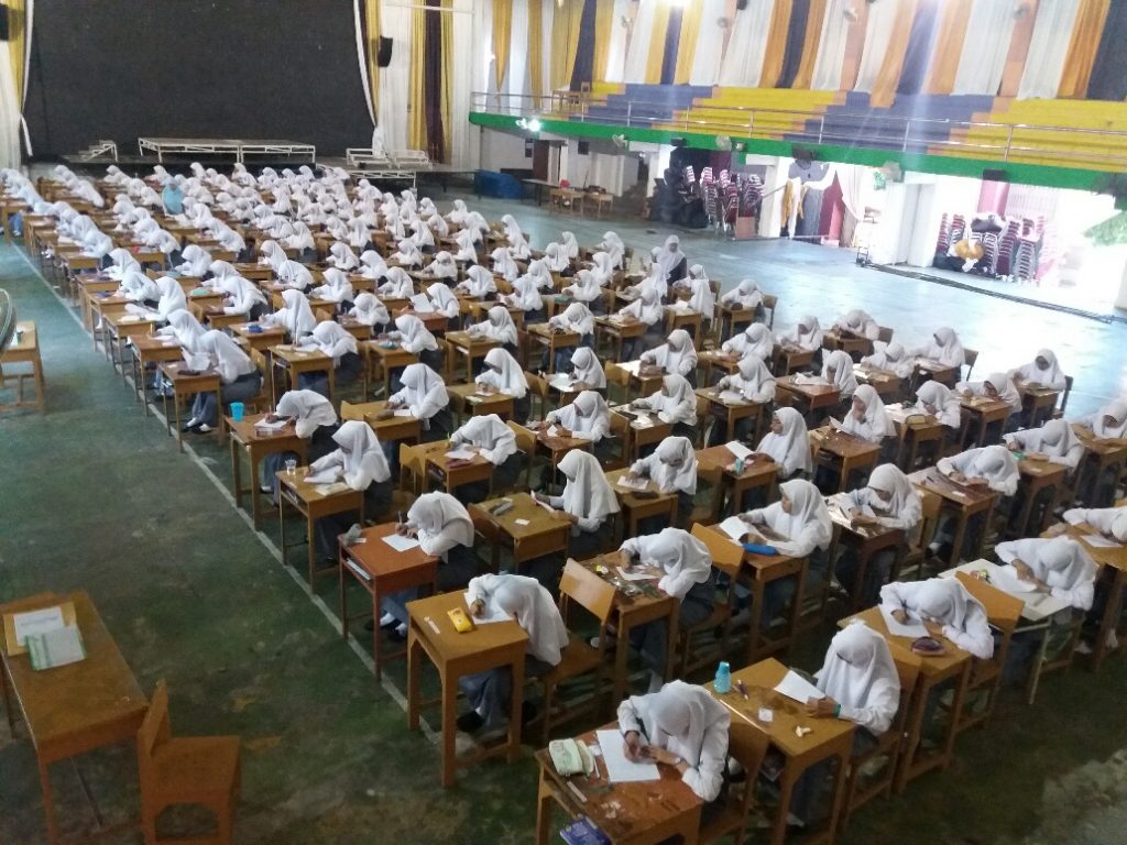 Santri Kelas 5 TMI Darunnajah Ikuti Ujian Tulis