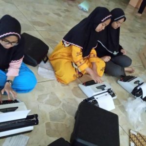 Kursus Mengetik 10 Jari Untuk Santri Putri Darunnajah Jakarta