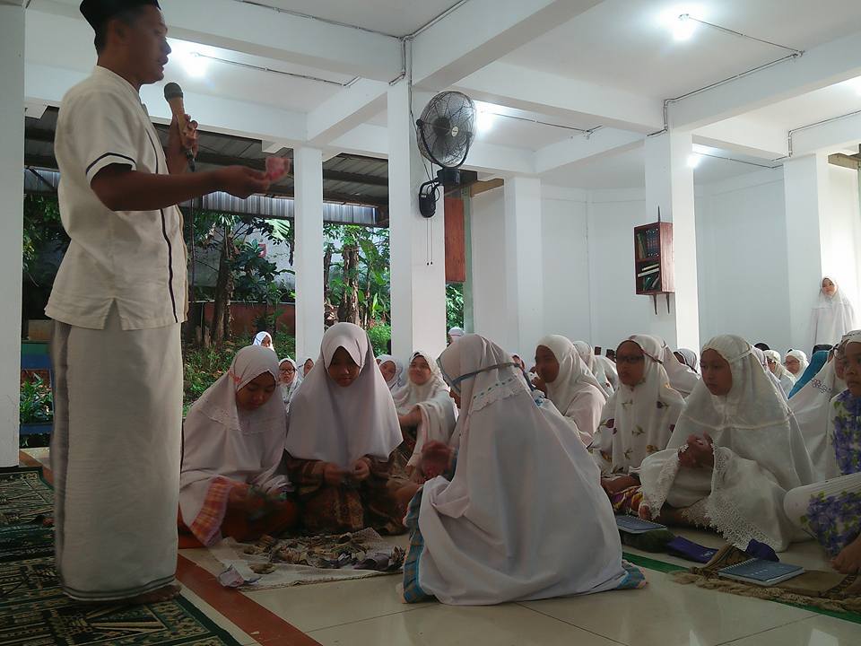 10 Muharrom Momen Berbagi Degan Anak Yatim