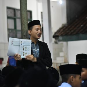 Kegiatan Belajar Malam Santri Darunnajah Cipining