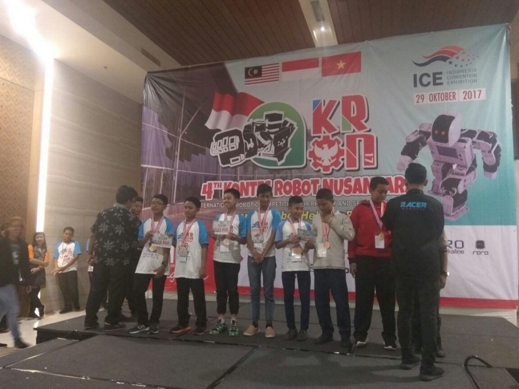Tim Robotik Darunnajah 8 pada Kontes Robot Nusantara