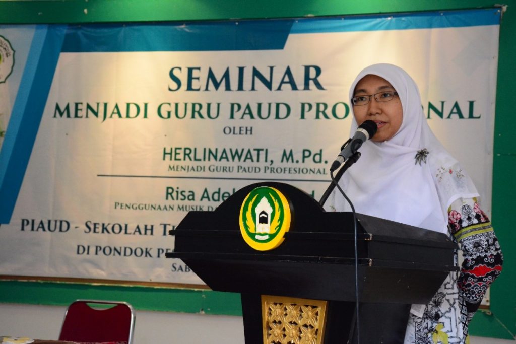 Seminar menjadi guru paud profesional. Sambutan oleh Ustadzah dr. Duna Izfana, M. Ed