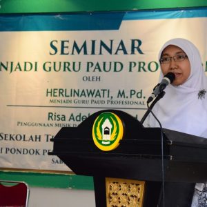 Seminar menjadi guru paud profesional. Sambutan oleh Ustadzah dr. Duna Izfana, M. Ed