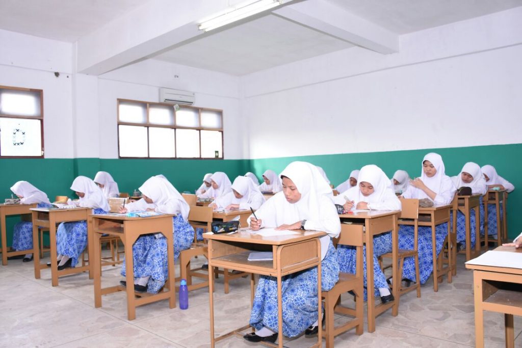 Suasana Ujian Tulis Santri Kelas 6 TMI Darunnajah Jakarta