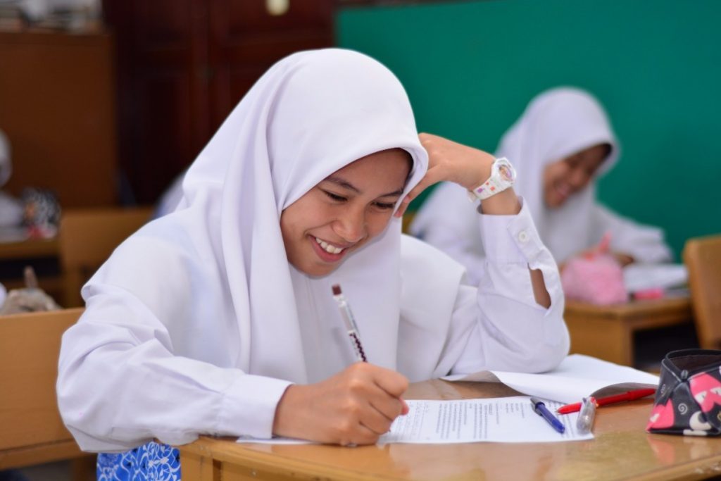 Suasana Ujian Tulis Santri Kelas 6 TMI Darunnajah Jakarta