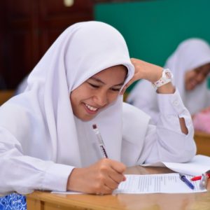 Suasana Ujian Tulis Santri Kelas 6 TMI Darunnajah Jakarta