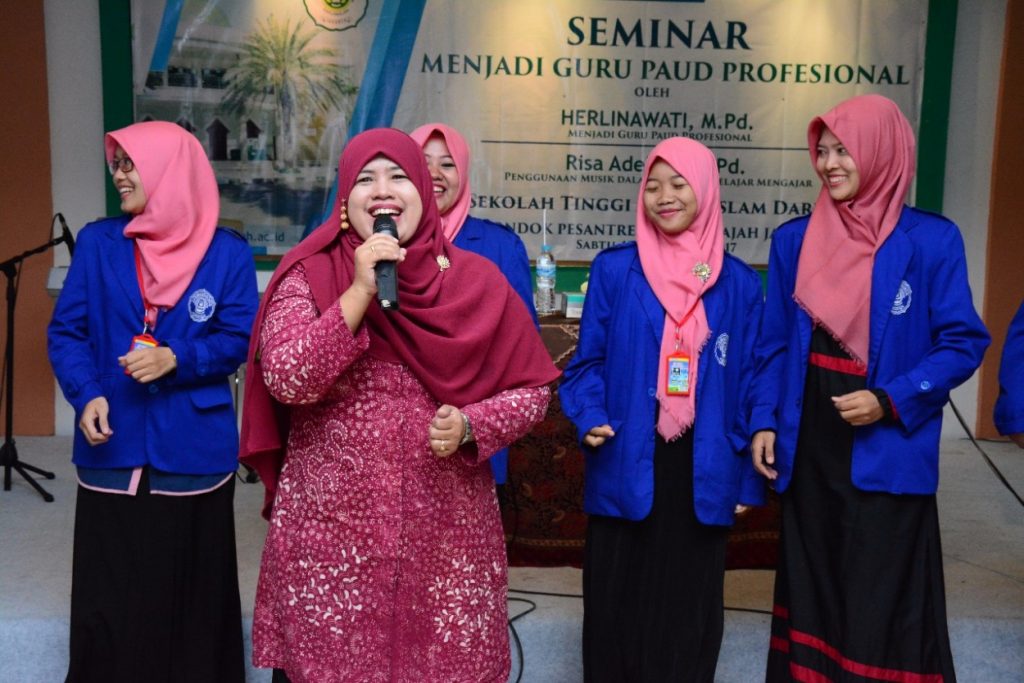 Seminar menjadi guru paud profesional oleh Ibu Herlinawati, M. Pd