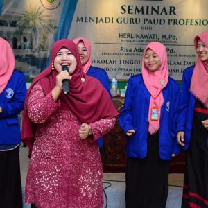 Seminar menjadi guru paud profesional oleh Ibu Herlinawati, M. Pd