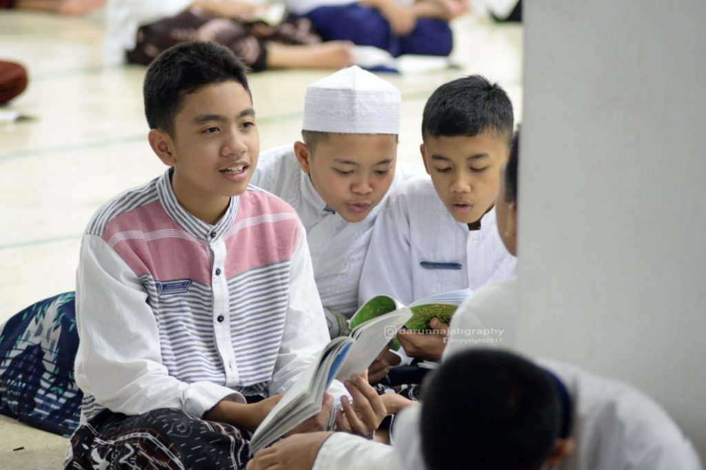 Suasana Belajar Malam Santri Putra Darunnajah Jakarta