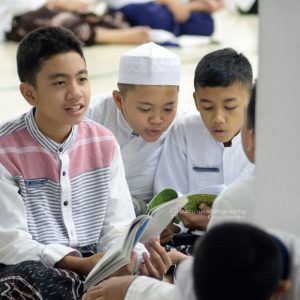 Suasana Belajar Malam Santri Putra Darunnajah Jakarta