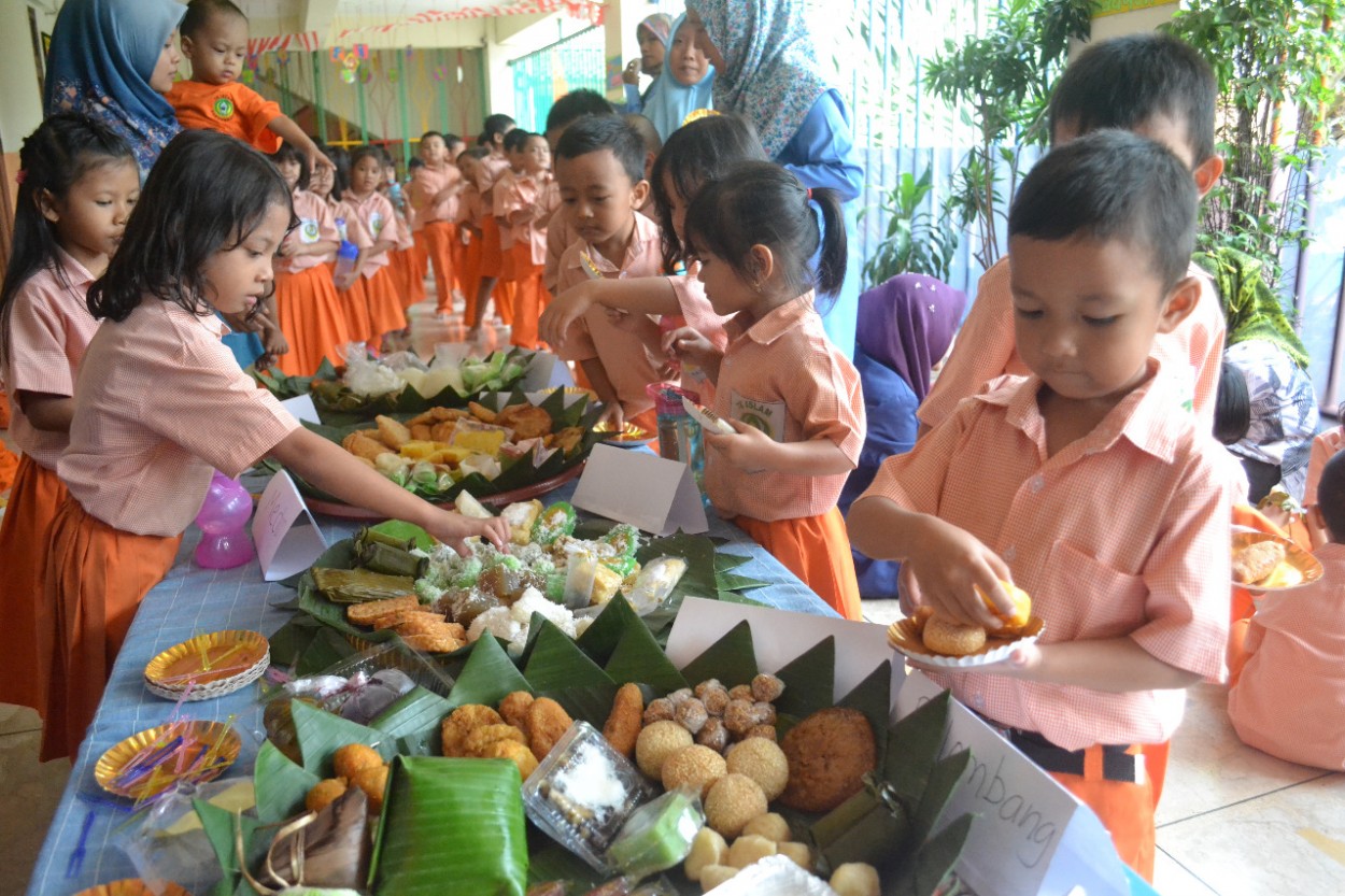 menghias makanan yang akan disajikan semenarik mungkin, dan lihatlah reaksi anak anda