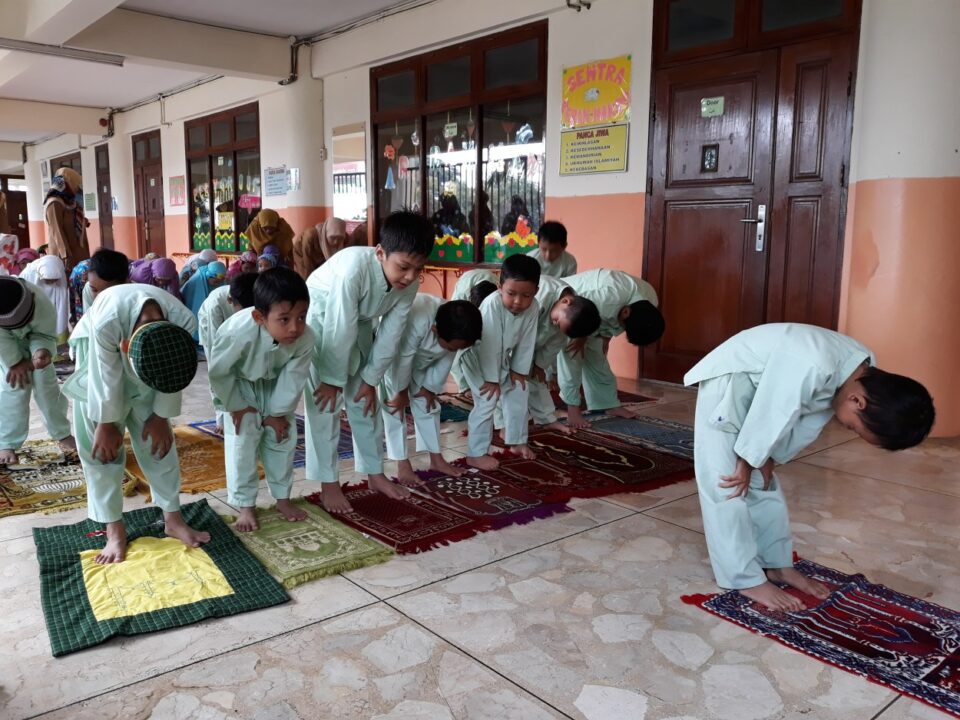 Pendidikan Shalat Bagi Anak Usia - Pesantren Darunnajah