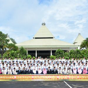 Foto Bersama Guru Kelas Akhir TMI