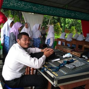 Ustadz Vema, sebagai "pemeran dari belakang layar"