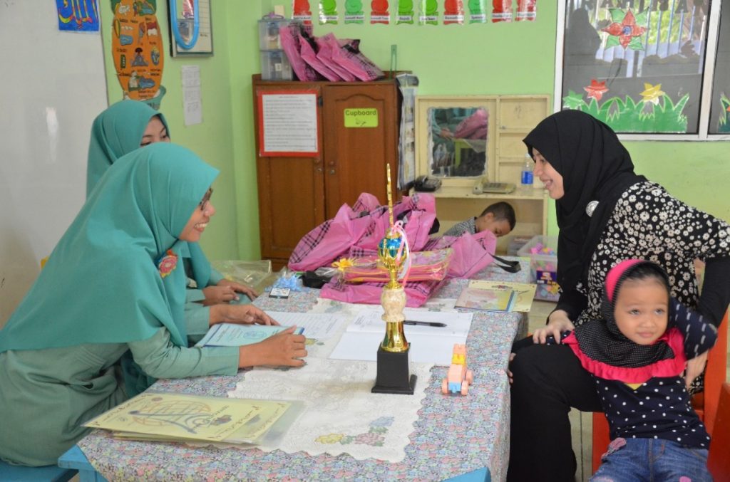 Pembagian buku laporan perkembangan Toddler-Play Group-TK Islam Darunnajah