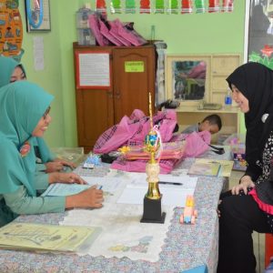 Pembagian buku laporan perkembangan Toddler-Play Group-TK Islam Darunnajah