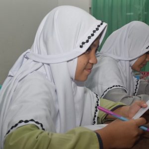 Santri fokus membaca soal demi soal