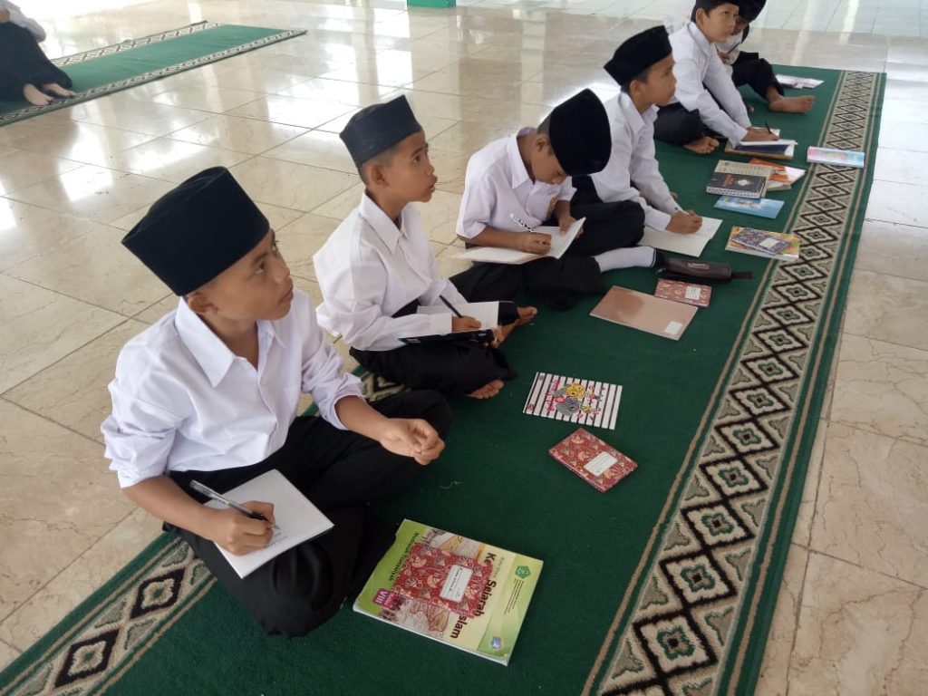 Kegiatan Belajar Mengajar Santri Pondok Pesantren Tsurayya Darunnajah 4 (2)