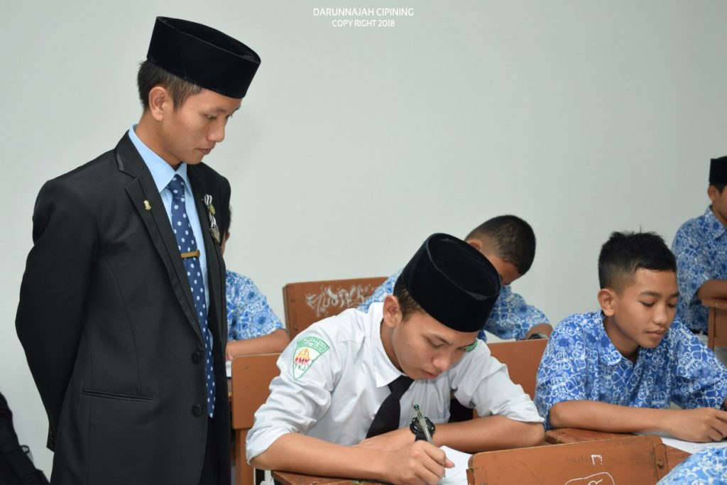 Suasana Ujian Mid Semester di Pesantren Darunnajah 2 Cipining