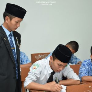 Suasana Ujian Mid Semester di Pesantren Darunnajah 2 Cipining