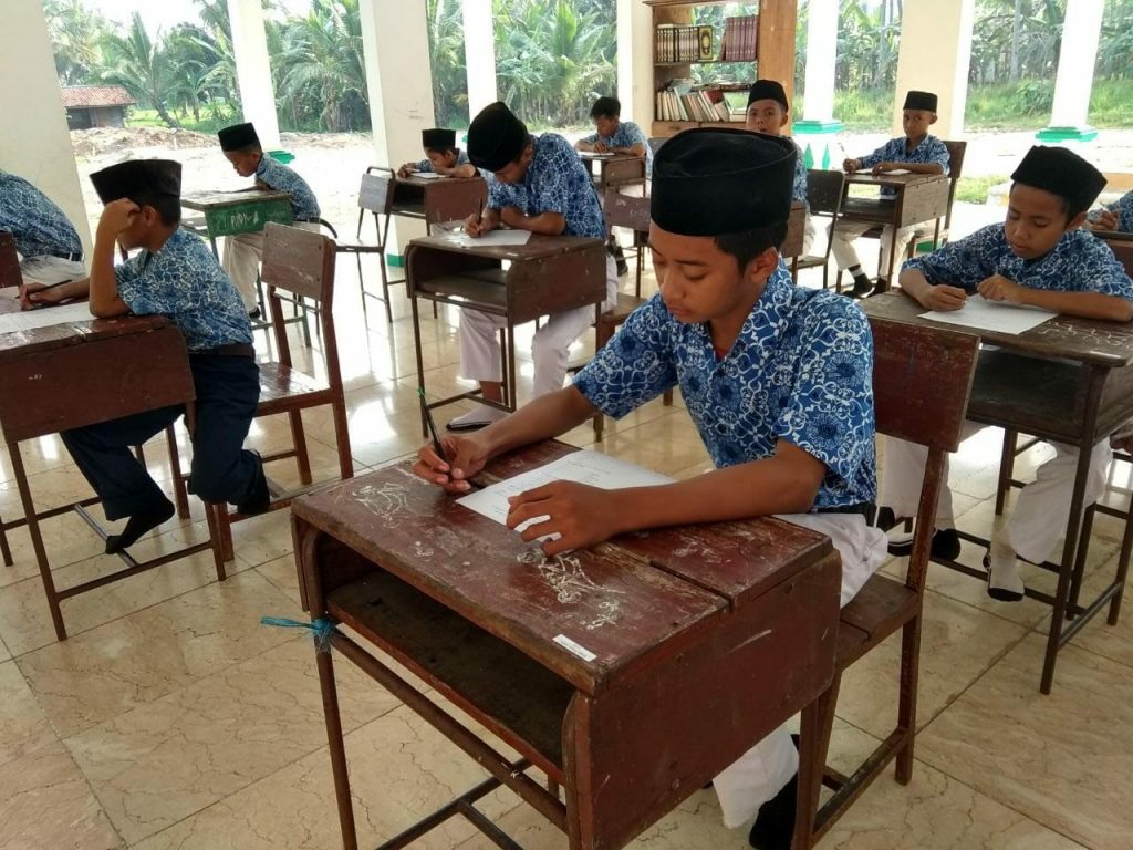 Ujian Mid Semester Santri Tarbiyatul Miu'allimin Wal Muallimat Al Islamiyah Pon.Pes Tsurayya Darunnajah 4