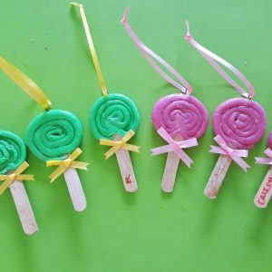 Membuat gantungan tas lolipop dari clay di Sentra Seni TK Darunnajah