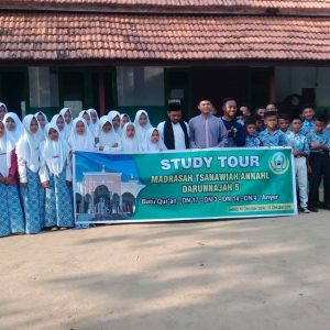 Pelepasan study tour dan hiking Pondok Pesantren An-Nahl darunnajah 5.