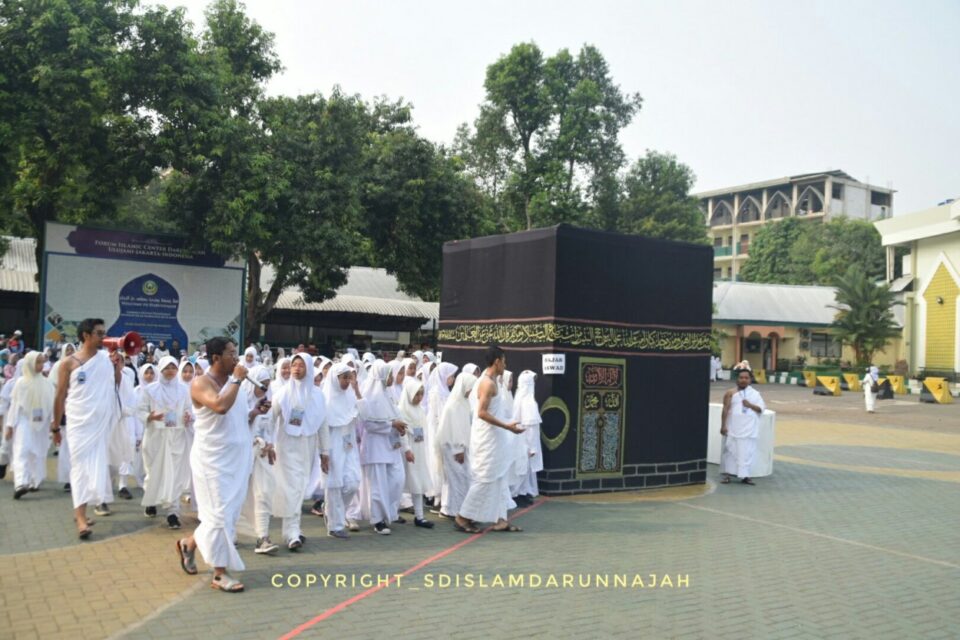 Kelas 5 SD Islam Darunnajah mengikuti Manasik Haji yang di selenggarakan oleh TK Darunnajah