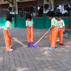 Membersihkan halaman TK bersama teman-teman