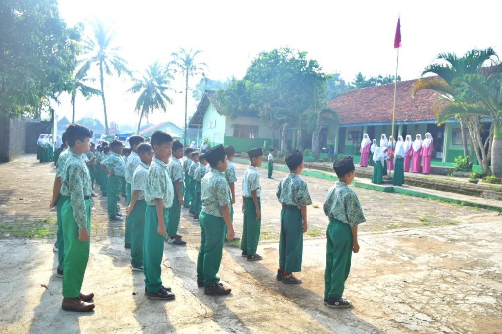 Seluruh Siswa dan Siswi Mengikuti Upacara