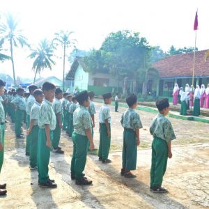 Seluruh Siswa dan Siswi Mengikuti Upacara