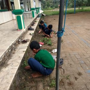 Santri Tsurayya Darunnajah 4, Bersih-bersih sekitar Pondok