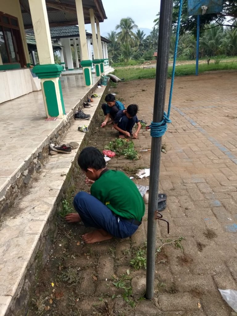 Santri Tsurayya Darunnajah 4, Bersih-bersih sekitar Pondok