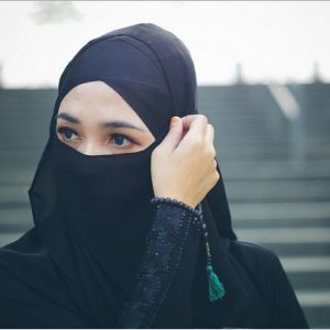 Jangan Mengikuti Era Berbusana Yang Jauh Dari Tuntunan Islam