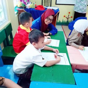 PRAKTIK MENGAJAR MAHASISWA PIAUD