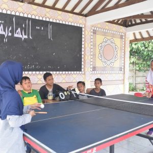 Keseruan siswa bermain tenis meja