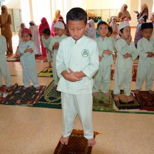 Teman-teman TK shalat berjama'ah di masjid Darunnajah