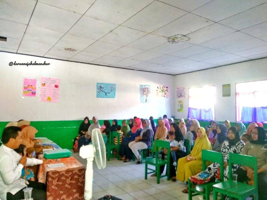 Pembagian Rapot Madrasah Ibtidaiyah Al-Manshur