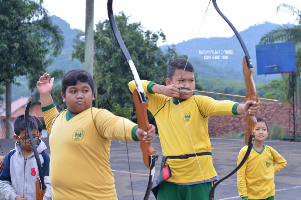 Santri Cilik Belajar Memanah (3)