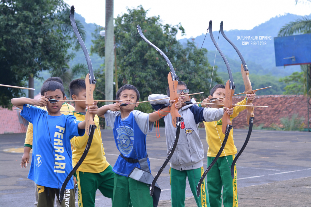 Santri Cilik Belajar Memanah (4)