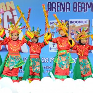 Tim Menari menampilkan tarian Ondel-ondel dan tokecang dalam acara memperingati hari pendidikan nasional