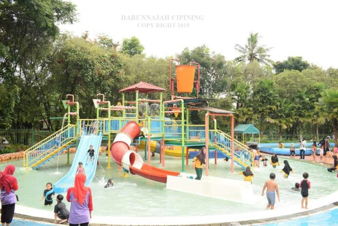 Study Tour Madrasah Ibtidaiyah Darunnajah 2 Cipining ke Taman Wisata Matahari