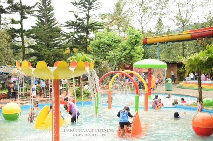 Study Tour Madrasah Ibtidaiyah Darunnajah 2 Cipining ke Taman Wisata Matahari