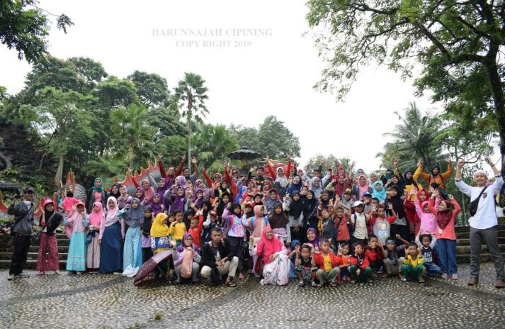 Study Tour Madrasah Ibtidaiyah Darunnajah 2 Cipining ke Taman Wisata Matahari