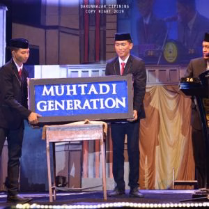 Pesta Cahaya di Panggung Gembira Kelas 6 TMI Pondok Pesantren Darunnajah 2 Cipining