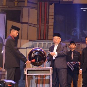 Pesta Cahaya di Panggung Gembira Kelas 6 TMI Pondok Pesantren Darunnajah 2 Cipining