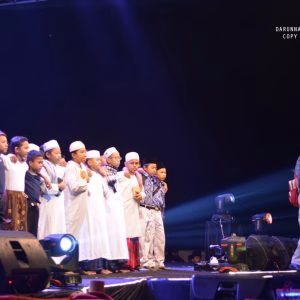 Pesta Cahaya di Panggung Gembira Kelas 6 TMI Pondok Pesantren Darunnajah 2 Cipining