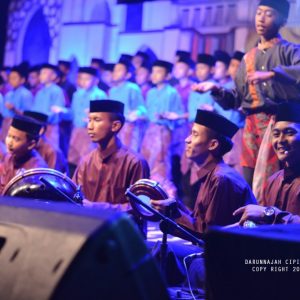 Pesta Cahaya di Panggung Gembira Kelas 6 TMI Pondok Pesantren Darunnajah 2 Cipining