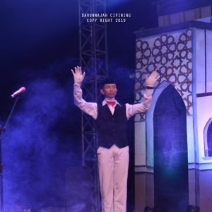 Pesta Cahaya di Panggung Gembira Kelas 6 TMI Pondok Pesantren Darunnajah 2 Cipining